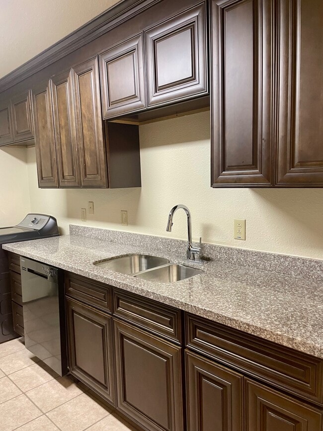 Building Photo - 5458 Folsom Dr