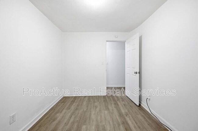 Building Photo - 244 W 32nd St