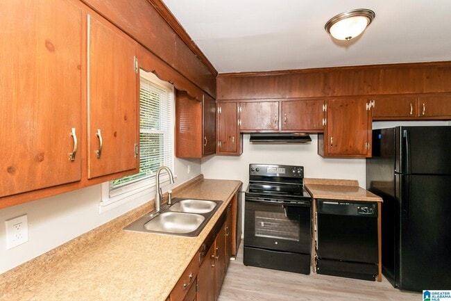 Building Photo - 565 Camellia Rd