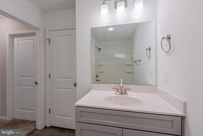 Building Photo - 102 Coralyrose Ct