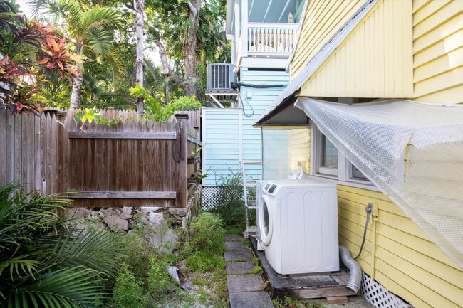 Building Photo - 1 Bedroom 1 Bathroom partially Furnsihed Home available for a 1 year Lease!