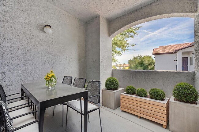 Building Photo - 2615 W Gary Ave