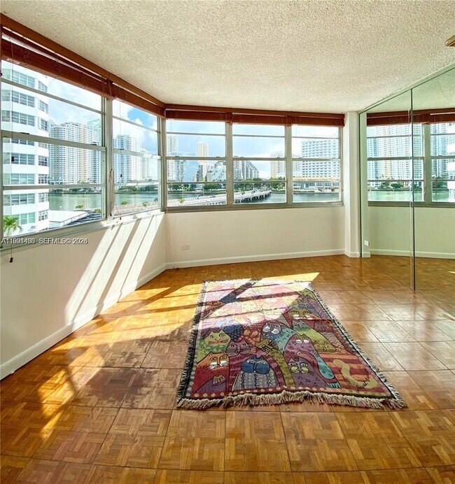 Building Photo - 905 Brickell Bay Dr