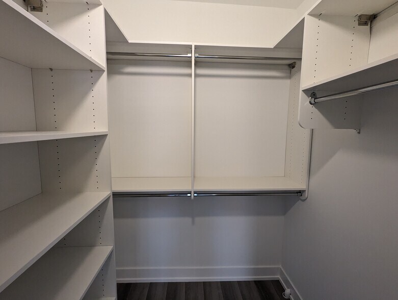 Building Photo - 3935 N Janssen Ave