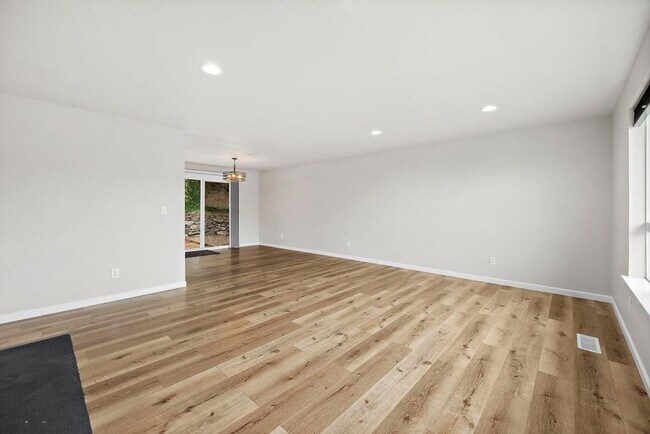 Building Photo - Renovated Tacoma Home with A/C, Huge Den, Bonus Office & Fully Fenced Yard!