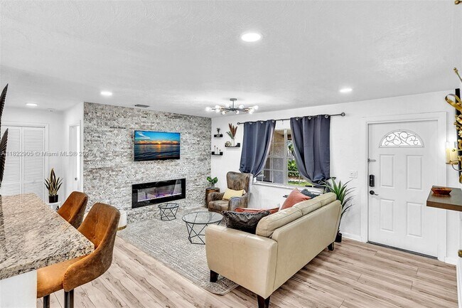 Building Photo - 4633 SW 28th Ave