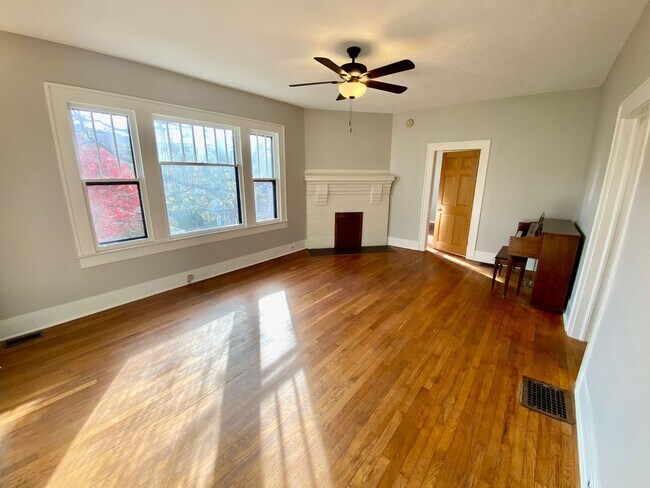 Building Photo - 40 Larchmont Rd