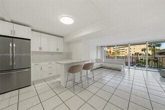 Building Photo - 9210 Fontainebleau Blvd