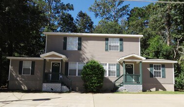 Building Photo - Large 4 bedroom town home with ceramic til...
