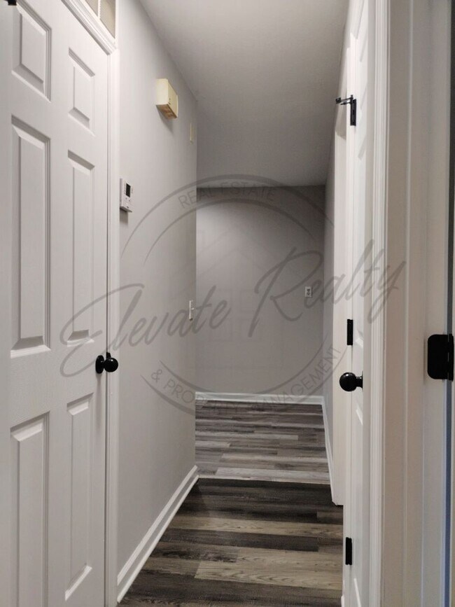 Building Photo - Two Bedroom Updated Ranch Duplex in North ...