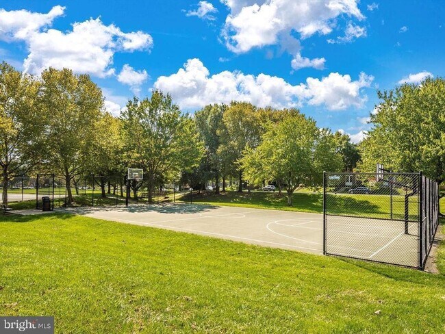 Building Photo - 2601 Emerson Dr