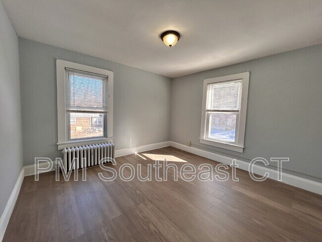 Building Photo - 484 Pleasant St