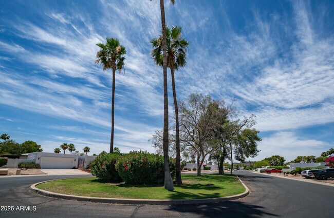 Building Photo - 648 E Tam O Shanter Dr