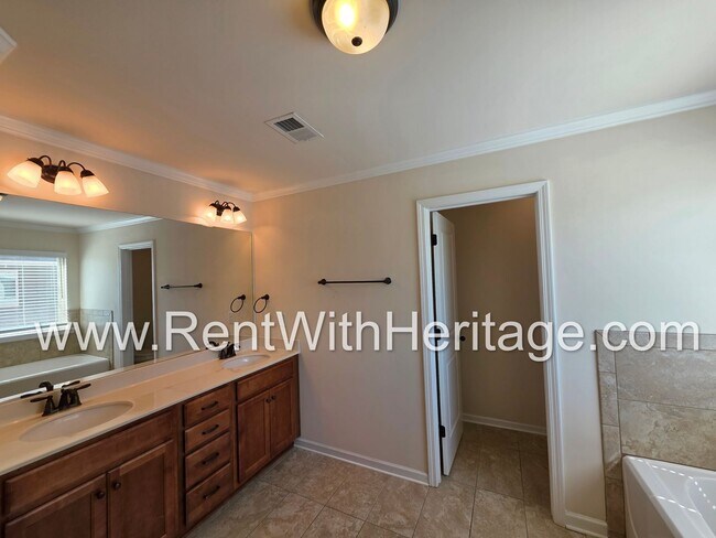 Building Photo - ABSOLUTELY BEAUTIFUL 5 BEDROOM/ 4.5 BATH HOME YOU DONT WANT TO MISS.