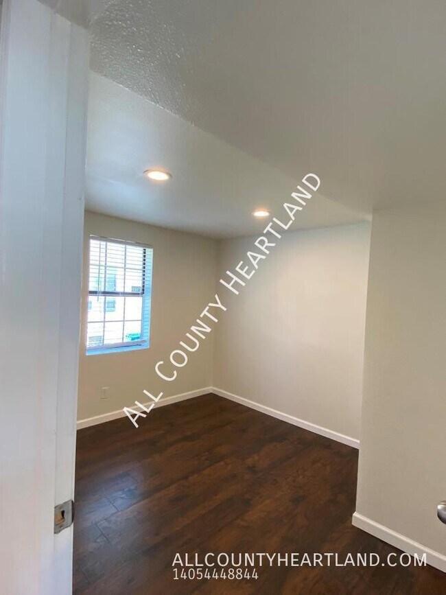 Building Photo - 1401 N Independence Ave