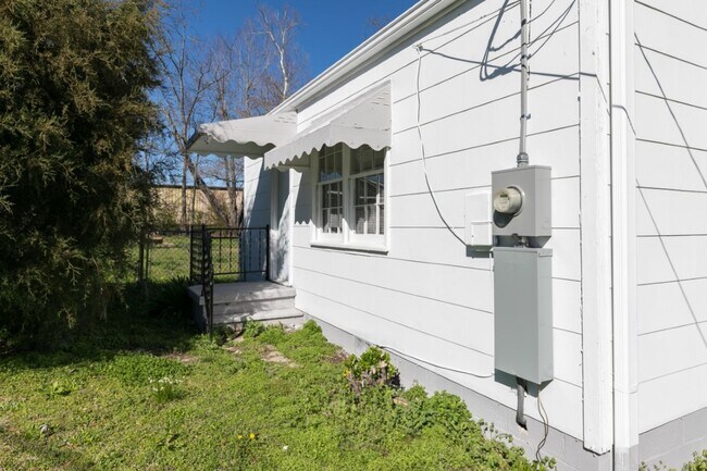 Building Photo - Charming 3BR/1.5BA in Sought-After Pleasan...