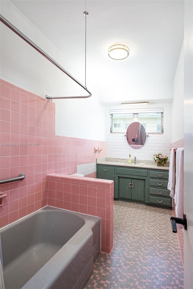 Building Photo - 10081 W Bay Harbor Dr