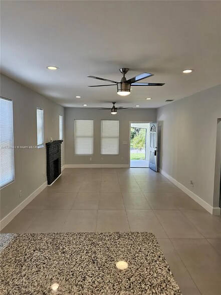 Building Photo - 1410 Altaloma Ave