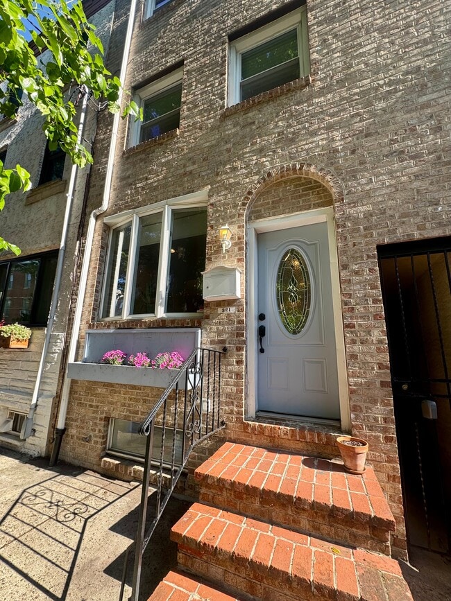 Building Photo - 321 Titan St