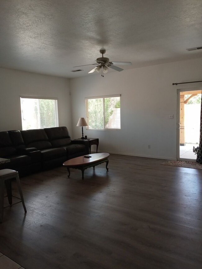 Building Photo - GREAT AREA!