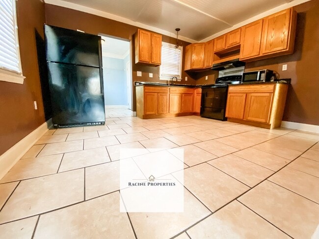 Building Photo - Cozy Two Bedroom Located Near Downtown Cli...
