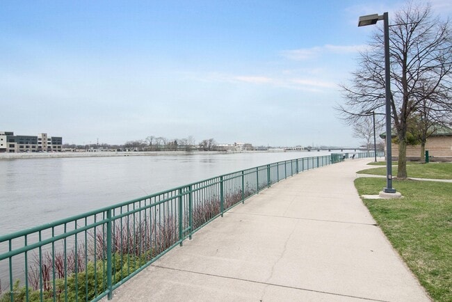 Building Photo - 940 Monroe Ave NW