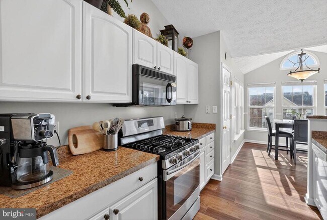 Building Photo - 2443 Blue Spring Ct