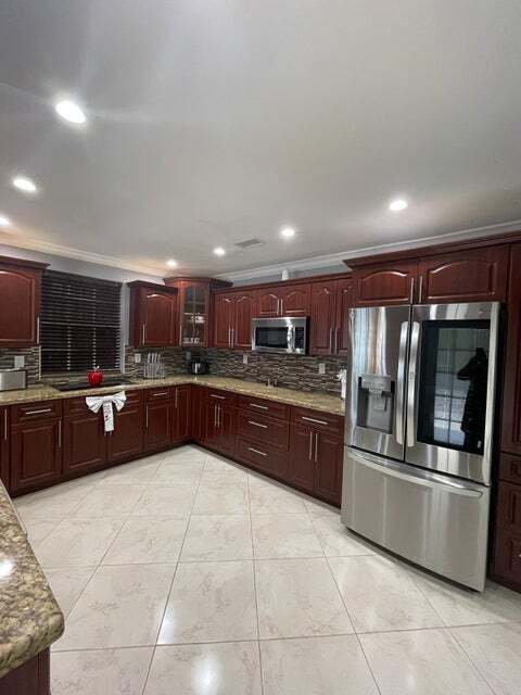 Building Photo - 584 Vossler Ave