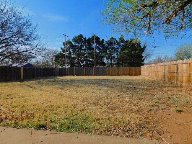 Building Photo - Charming 3-Bedroom Home with Spacious Layo...