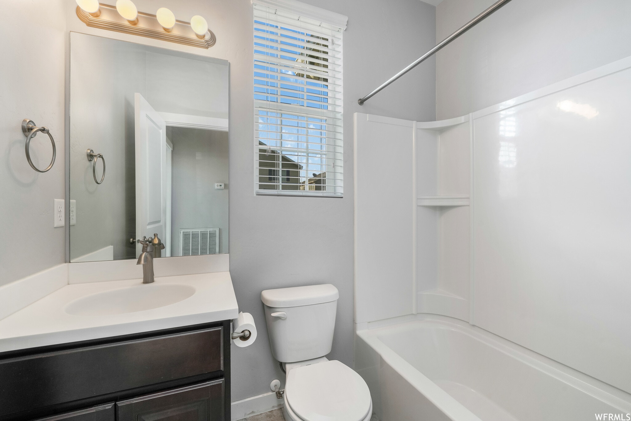 downstairs bathroom with tub - 929 W Stonehaven Dr