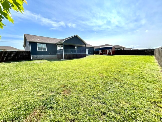 Building Photo - 605 Strawberry Dr