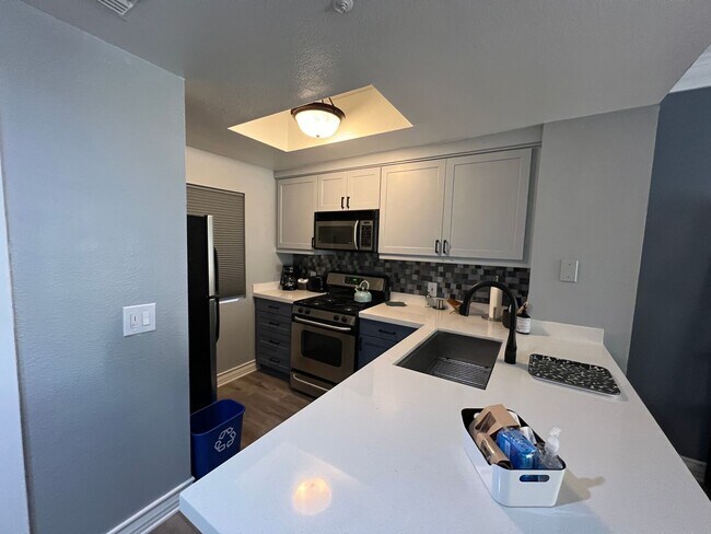 Building Photo - Meridian Fully Furnished Studio Condo - Re...