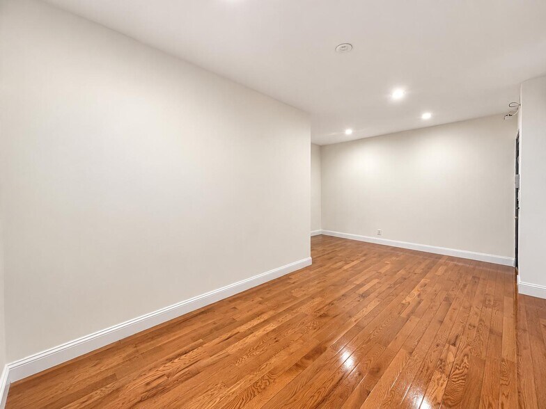 Building Photo - 30 Dongan Pl