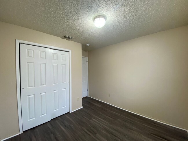 Building Photo - 1 Month Free Rent ! Covered Front Porch  /...