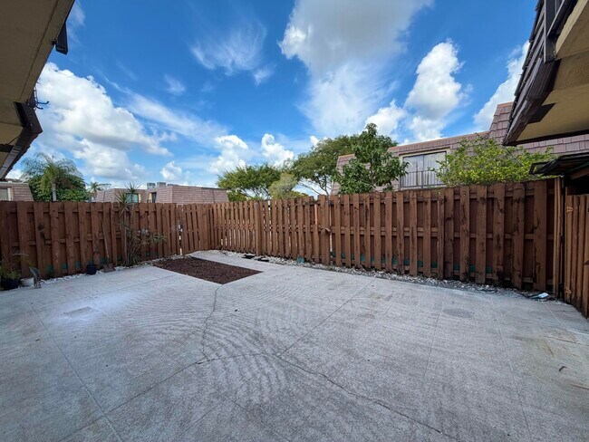 Building Photo - 731 Springdale Cir