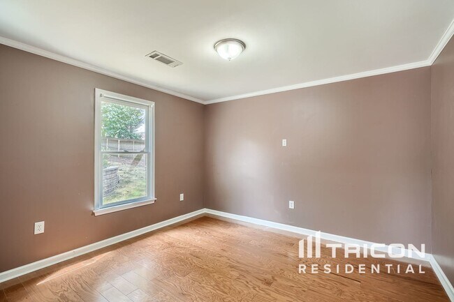 Building Photo - 1315 Bridle Path Dr