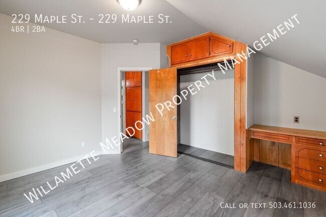 Building Photo - 229 NE Maple St