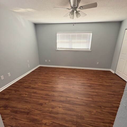 Building Photo - 733 Oleander Dr SE