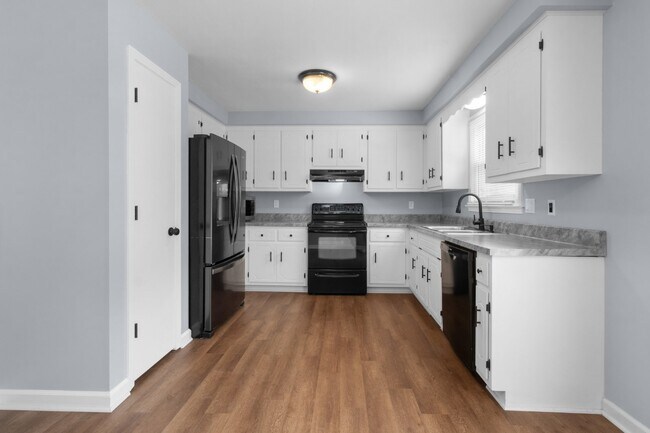 Building Photo - Newly renovated three bedroom home for ren...