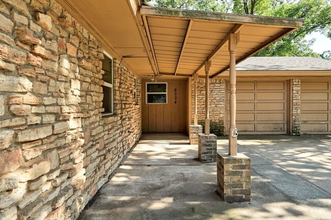 Building Photo - Charming 3-Bed, 1.5-Bath Home with 2-Car Garage Near NW 23rd & MacArthur