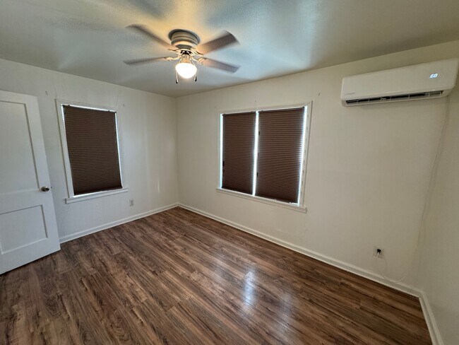 Building Photo - Newly remodeled 2 bed 1 bath walking dista...