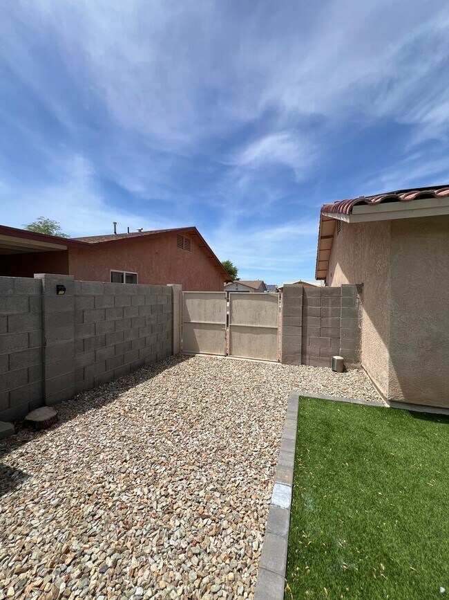 Building Photo - SOLAR & POOL HOME!