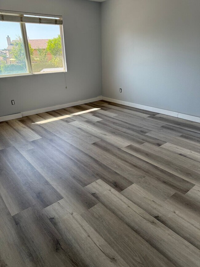 Building Photo - Move -in- Ready