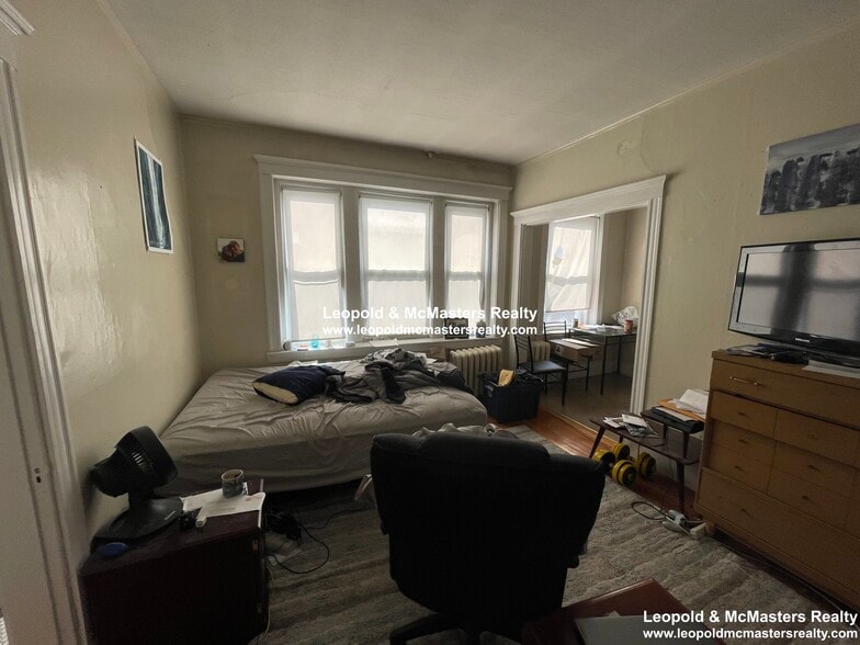 Building Photo - 225 Kelton St