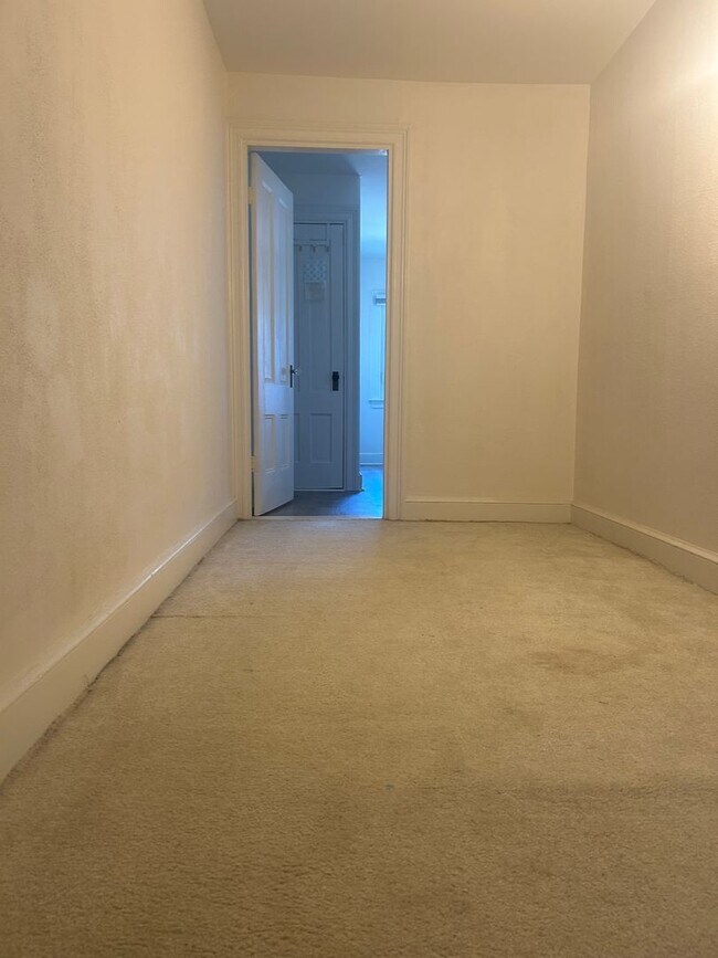 Building Photo - Beautiful 3BR/1.5BA Home Available Septemb...