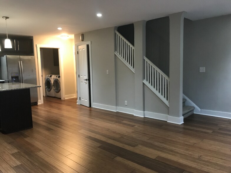 Building Photo - 868 1/2 S Main St