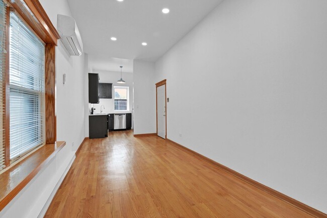 Building Photo - 611 W Briar Pl