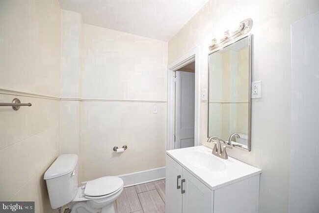 Building Photo - 215 Bridge St