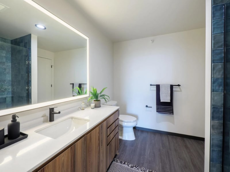 Building Photo - 1601 W Lake St