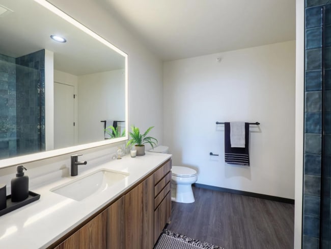 Building Photo - 1601 W Lake St